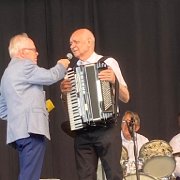 Nr. 1  Eröffnung durch Moderator Jürgen Kablitz und das Akkordeonorchester der Musikschule Zöllner Ltg. Anton Zöllner